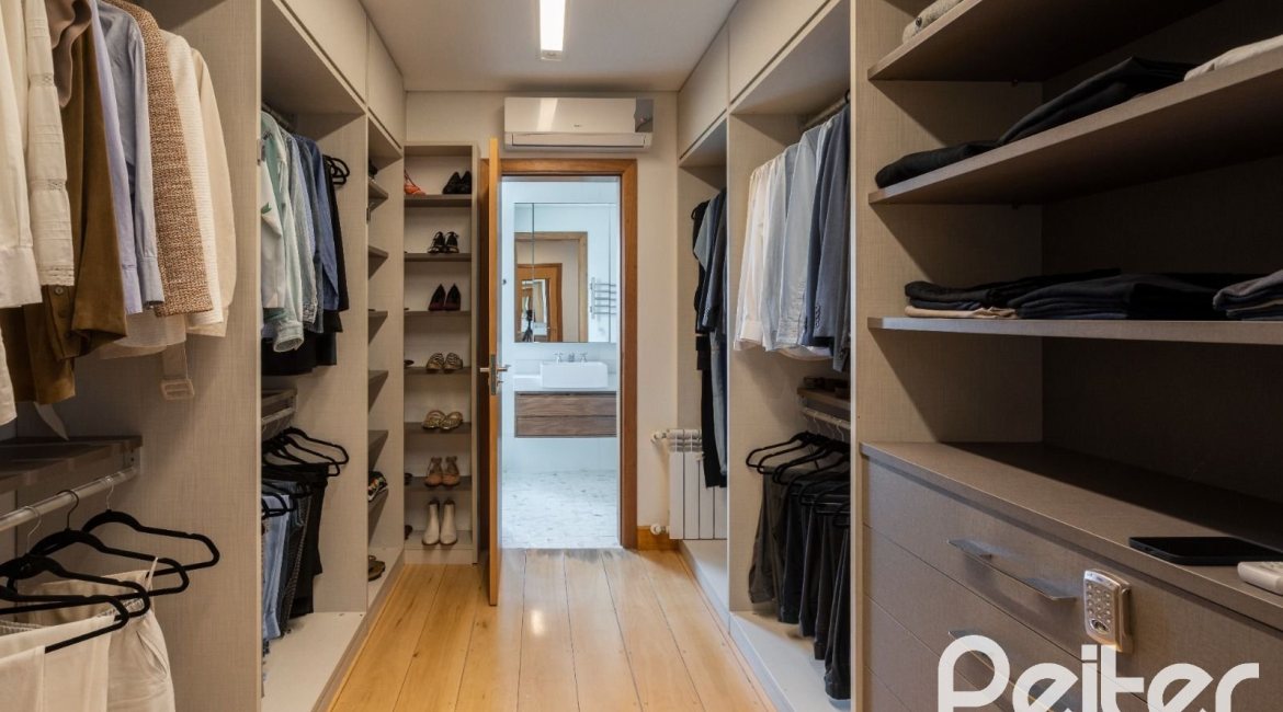 Casa à venda com 463m², 5 dormitórios, 1 suíte, 6 vagas, no bairro Vila Conceição em Porto Alegre