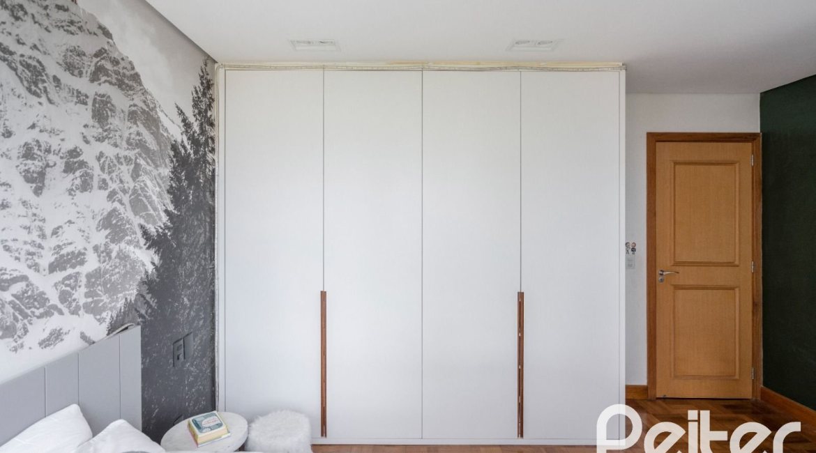 Casa à venda com 463m², 5 dormitórios, 1 suíte, 6 vagas, no bairro Vila Conceição em Porto Alegre