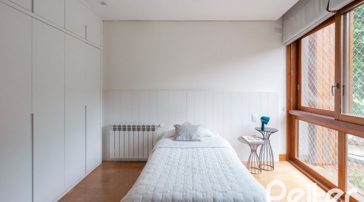 Casa à venda com 463m², 5 dormitórios, 1 suíte, 6 vagas, no bairro Vila Conceição em Porto Alegre