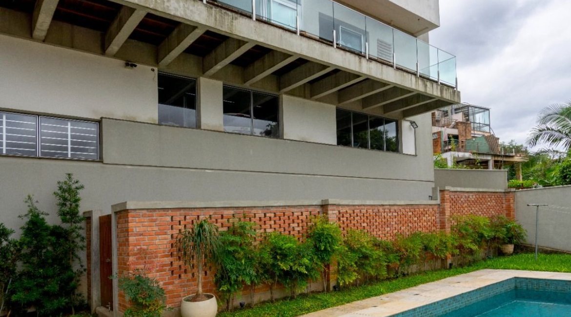 Casa à venda com 463m², 5 dormitórios, 1 suíte, 6 vagas, no bairro Vila Conceição em Porto Alegre
