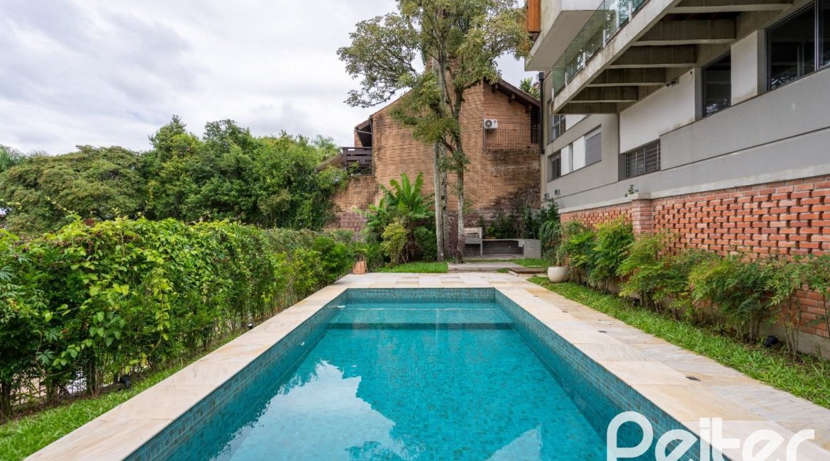 Casa à venda com 463m², 5 dormitórios, 1 suíte, 6 vagas, no bairro Vila Conceição em Porto Alegre