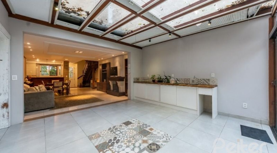 Casa em Condomínio à venda com 313m², 3 dormitórios, 1 suíte, 2 vagas, no bairro Tristeza em PORTO ALEGRE