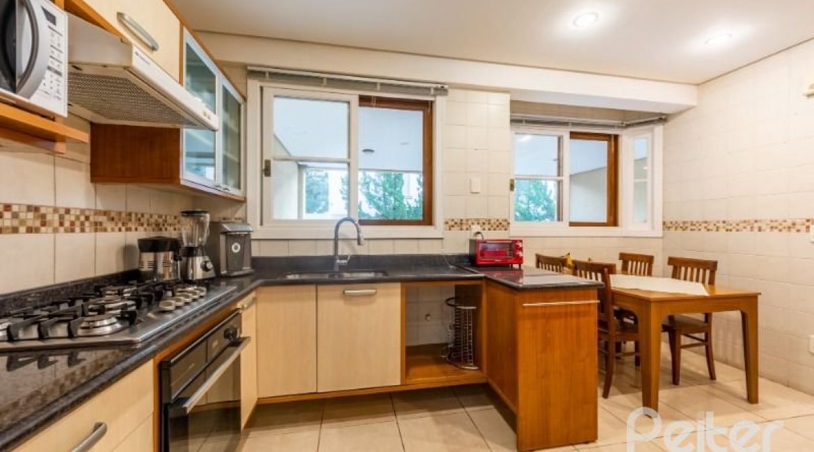 Casa em Condomínio à venda com 313m², 3 dormitórios, 1 suíte, 2 vagas, no bairro Tristeza em PORTO ALEGRE