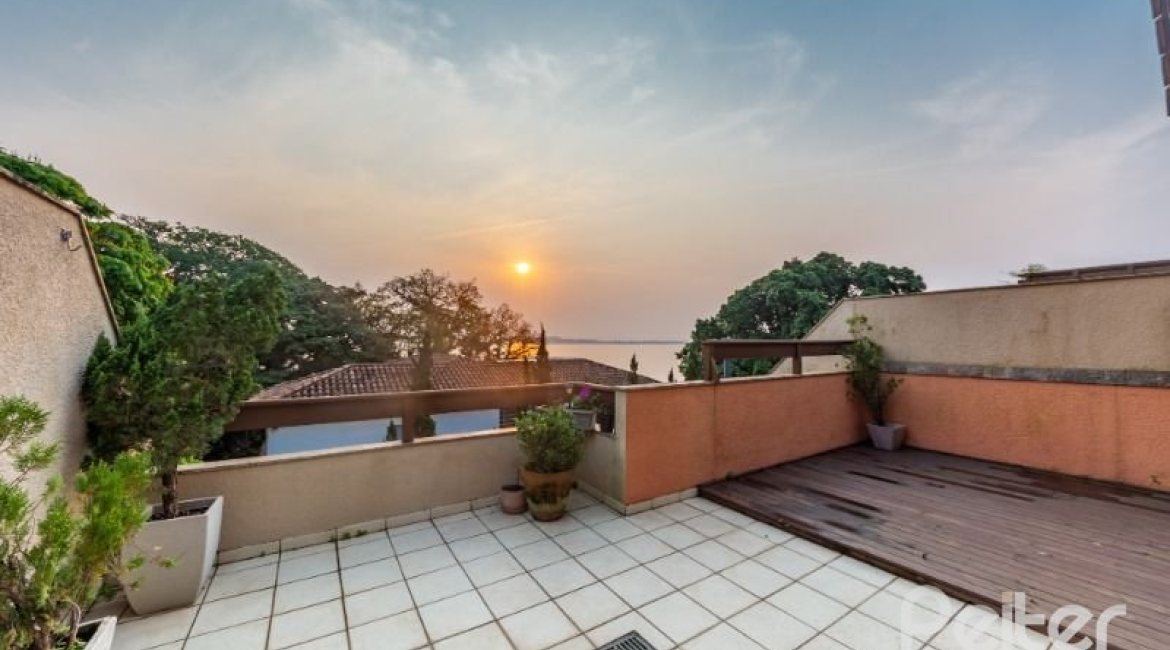 Casa em Condomínio à venda com 313m², 3 dormitórios, 1 suíte, 2 vagas, no bairro Tristeza em PORTO ALEGRE