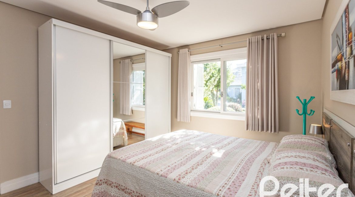 Casa em Condomínio à venda com 366m², 4 dormitórios, 4 suítes, 3 vagas, no bairro Terra Ville em PORTO ALEGRE