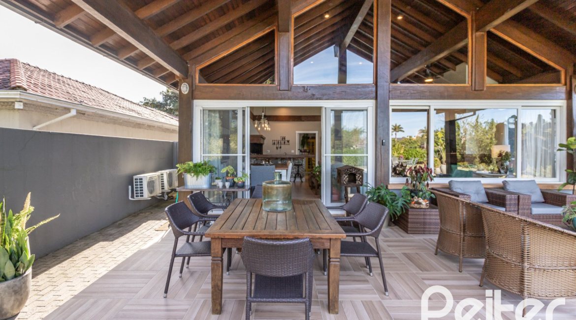 Casa em Condomínio à venda com 366m², 4 dormitórios, 4 suítes, 3 vagas, no bairro Terra Ville em PORTO ALEGRE