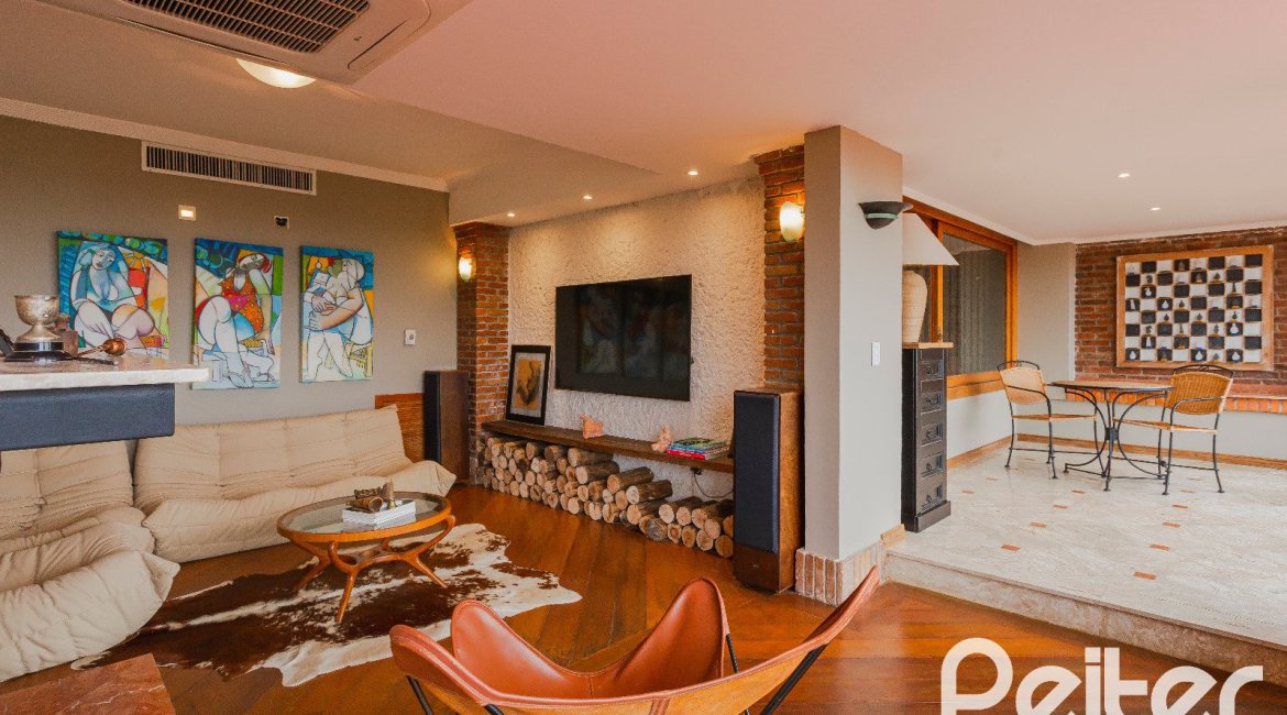 Casa à venda com 375m², 3 dormitórios, 1 suíte, 5 vagas, no bairro Vila Assunção em Porto Alegre