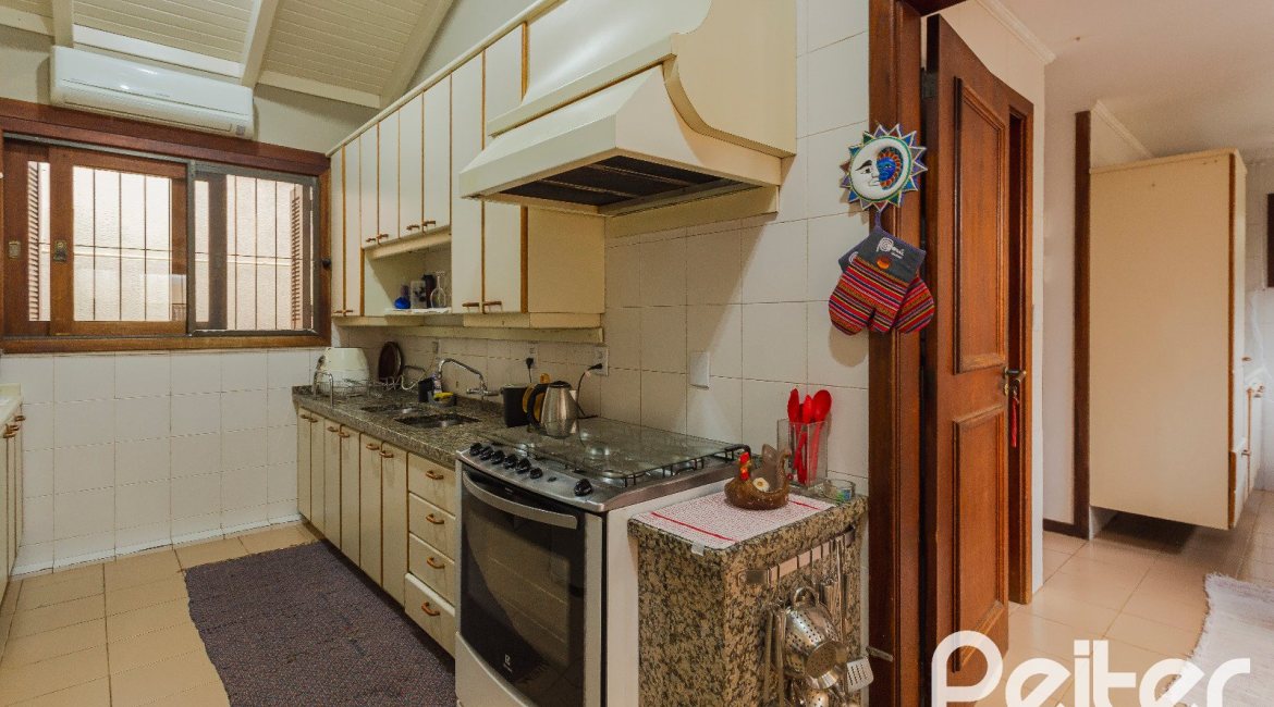 Casa à venda com 375m², 3 dormitórios, 1 suíte, 5 vagas, no bairro Vila Assunção em Porto Alegre