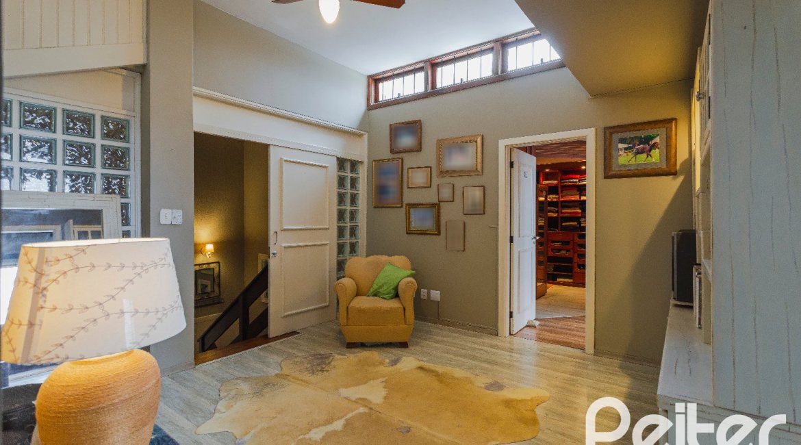 Casa à venda com 375m², 3 dormitórios, 1 suíte, 5 vagas, no bairro Vila Assunção em Porto Alegre