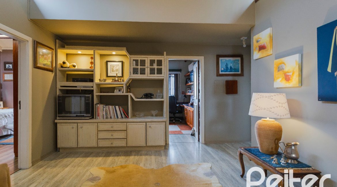 Casa à venda com 375m², 3 dormitórios, 1 suíte, 5 vagas, no bairro Vila Assunção em Porto Alegre