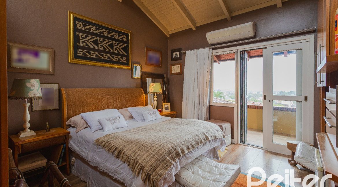 Casa à venda com 375m², 3 dormitórios, 1 suíte, 5 vagas, no bairro Vila Assunção em Porto Alegre