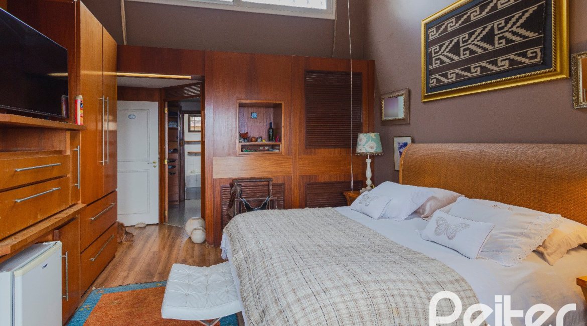 Casa à venda com 375m², 3 dormitórios, 1 suíte, 5 vagas, no bairro Vila Assunção em Porto Alegre