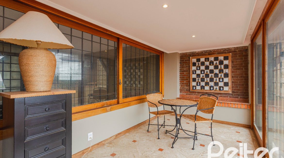 Casa à venda com 375m², 3 dormitórios, 1 suíte, 5 vagas, no bairro Vila Assunção em Porto Alegre