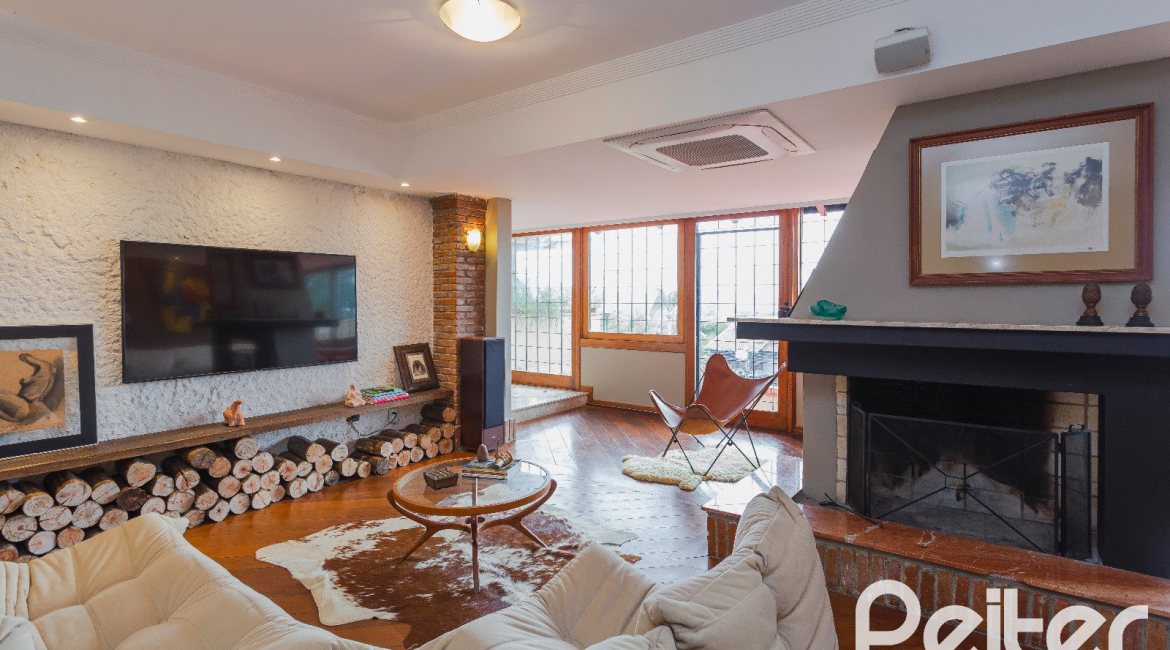 Casa à venda com 375m², 3 dormitórios, 1 suíte, 5 vagas, no bairro Vila Assunção em Porto Alegre