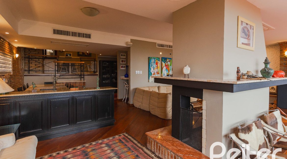 Casa à venda com 375m², 3 dormitórios, 1 suíte, 5 vagas, no bairro Vila Assunção em Porto Alegre