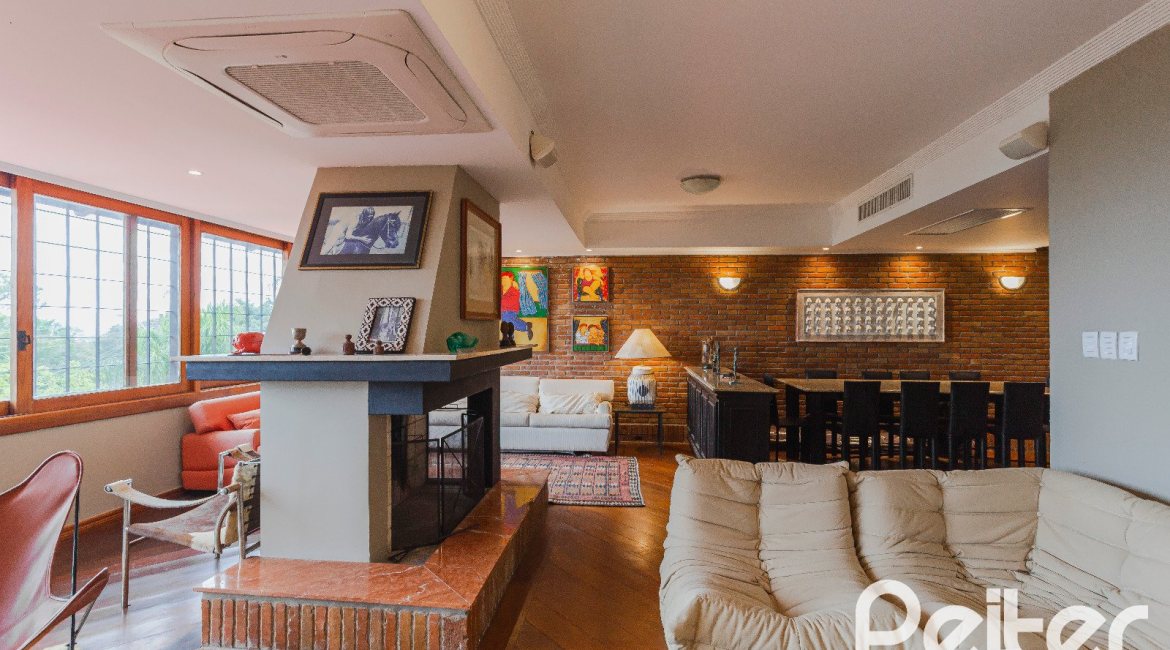 Casa à venda com 375m², 3 dormitórios, 1 suíte, 5 vagas, no bairro Vila Assunção em Porto Alegre