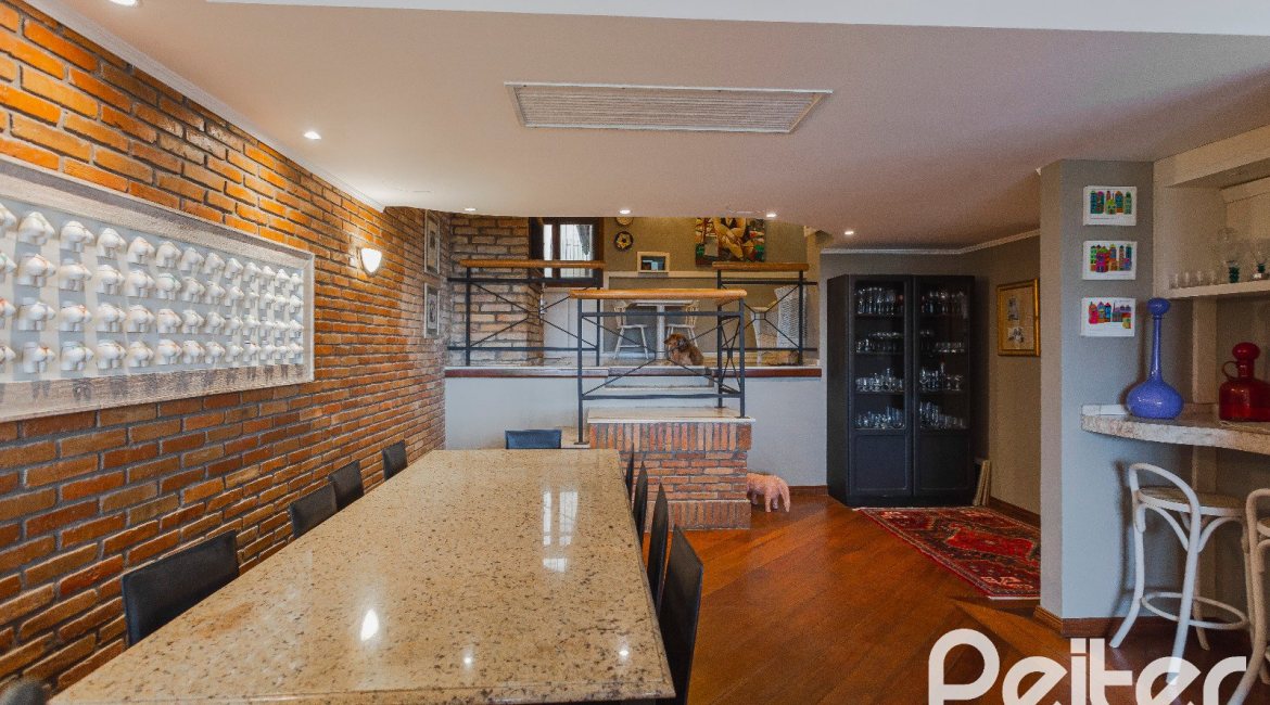 Casa à venda com 375m², 3 dormitórios, 1 suíte, 5 vagas, no bairro Vila Assunção em Porto Alegre