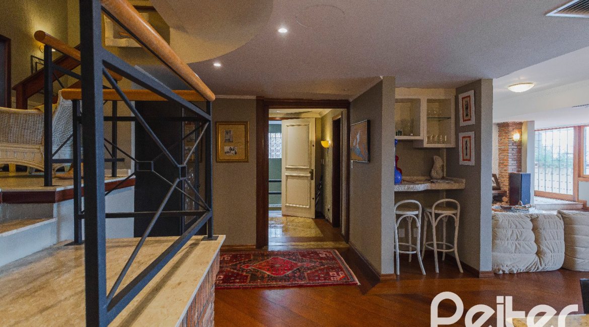 Casa à venda com 375m², 3 dormitórios, 1 suíte, 5 vagas, no bairro Vila Assunção em Porto Alegre