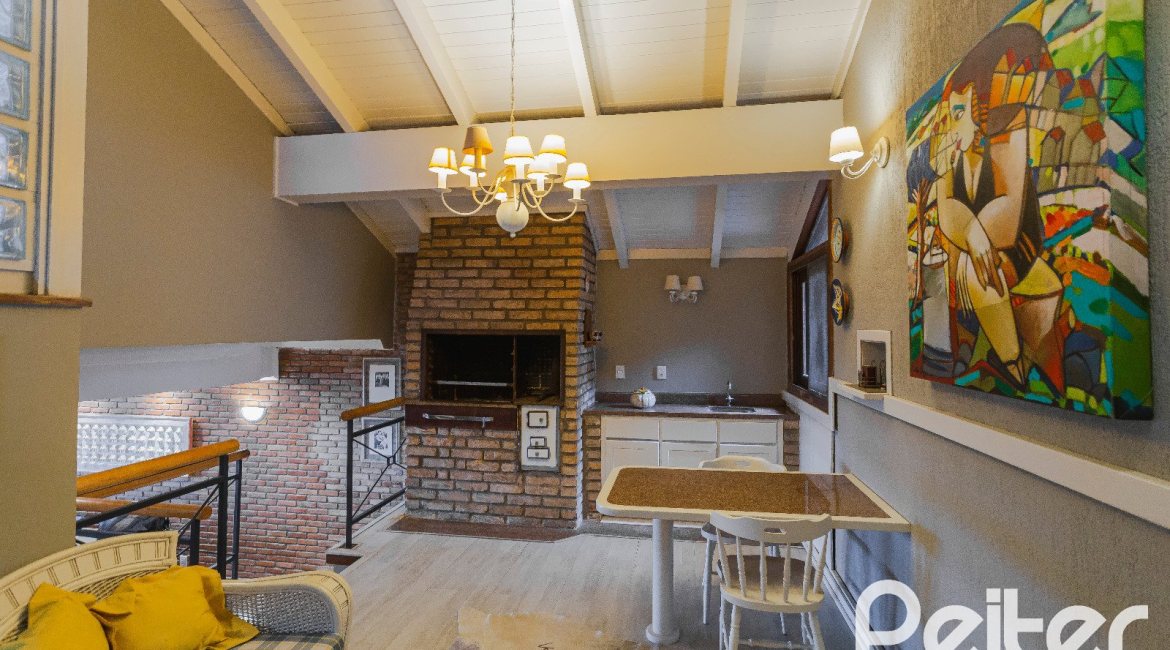 Casa à venda com 375m², 3 dormitórios, 1 suíte, 5 vagas, no bairro Vila Assunção em Porto Alegre