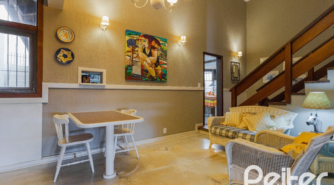 Casa à venda com 375m², 3 dormitórios, 1 suíte, 5 vagas, no bairro Vila Assunção em Porto Alegre