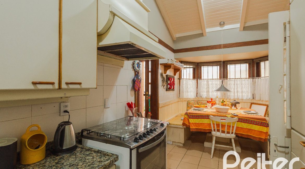 Casa à venda com 375m², 3 dormitórios, 1 suíte, 5 vagas, no bairro Vila Assunção em Porto Alegre