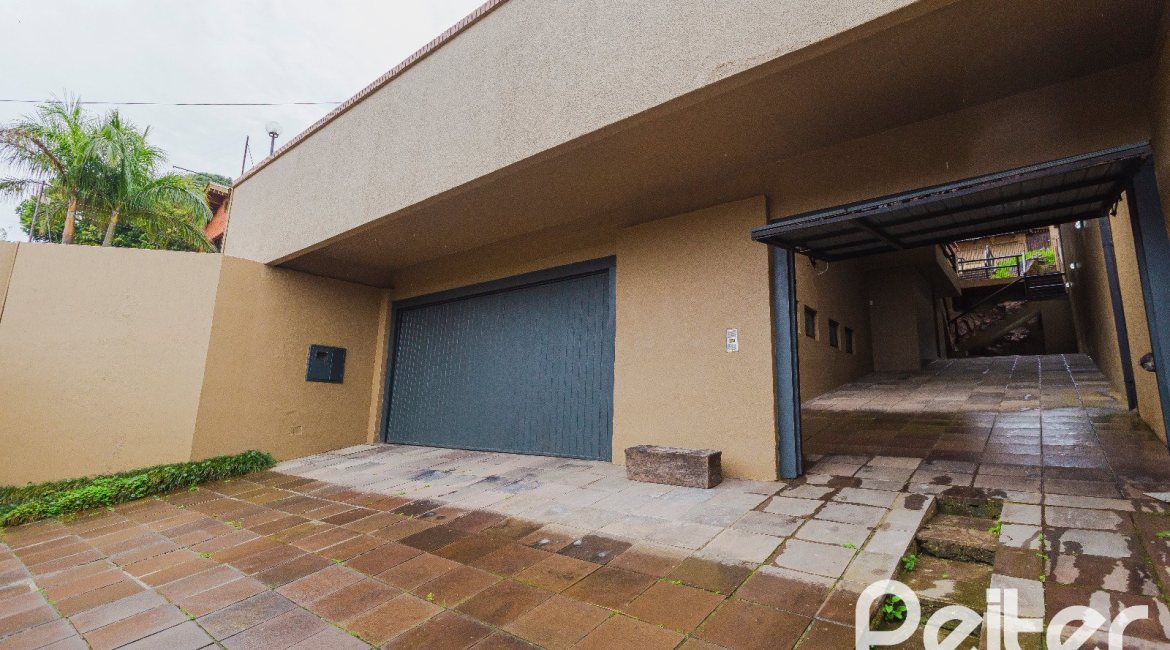 Casa à venda com 375m², 3 dormitórios, 1 suíte, 5 vagas, no bairro Vila Assunção em Porto Alegre