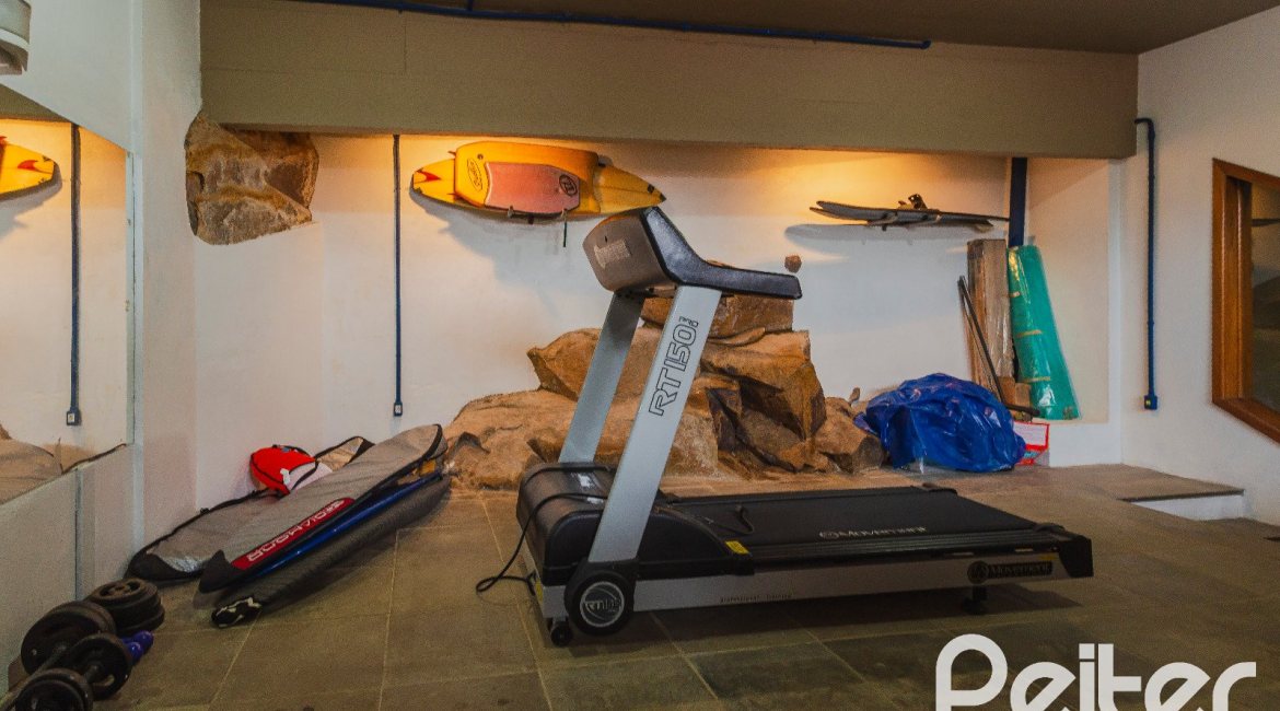 Casa à venda com 375m², 3 dormitórios, 1 suíte, 5 vagas, no bairro Vila Assunção em Porto Alegre