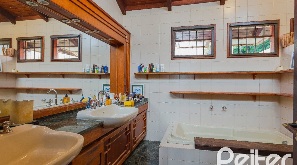 Casa à venda com 375m², 3 dormitórios, 1 suíte, 5 vagas, no bairro Vila Assunção em Porto Alegre