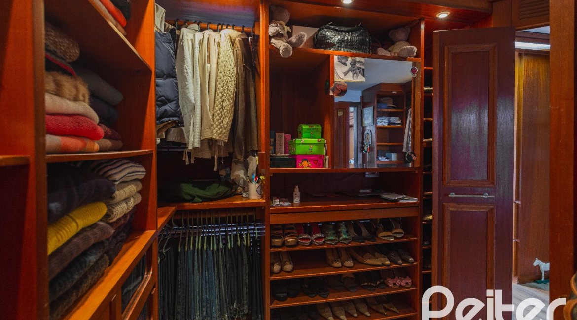 Casa à venda com 375m², 3 dormitórios, 1 suíte, 5 vagas, no bairro Vila Assunção em Porto Alegre