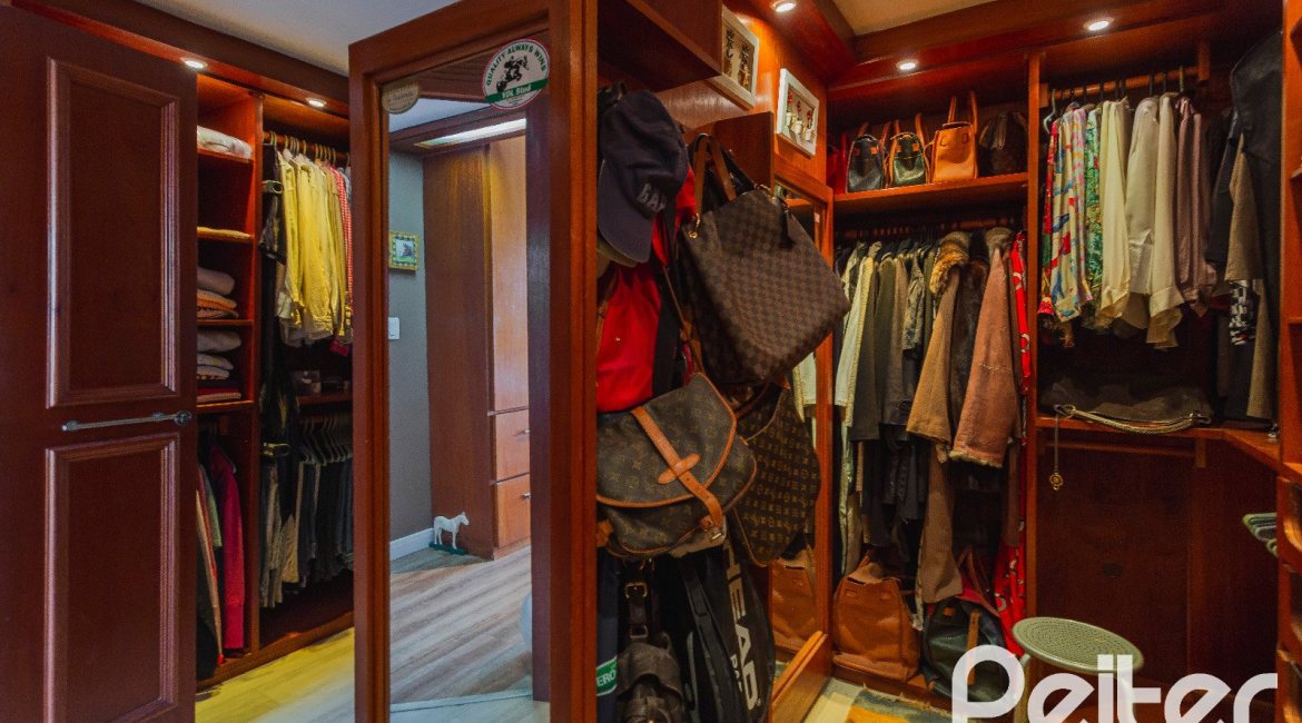 Casa à venda com 375m², 3 dormitórios, 1 suíte, 5 vagas, no bairro Vila Assunção em Porto Alegre