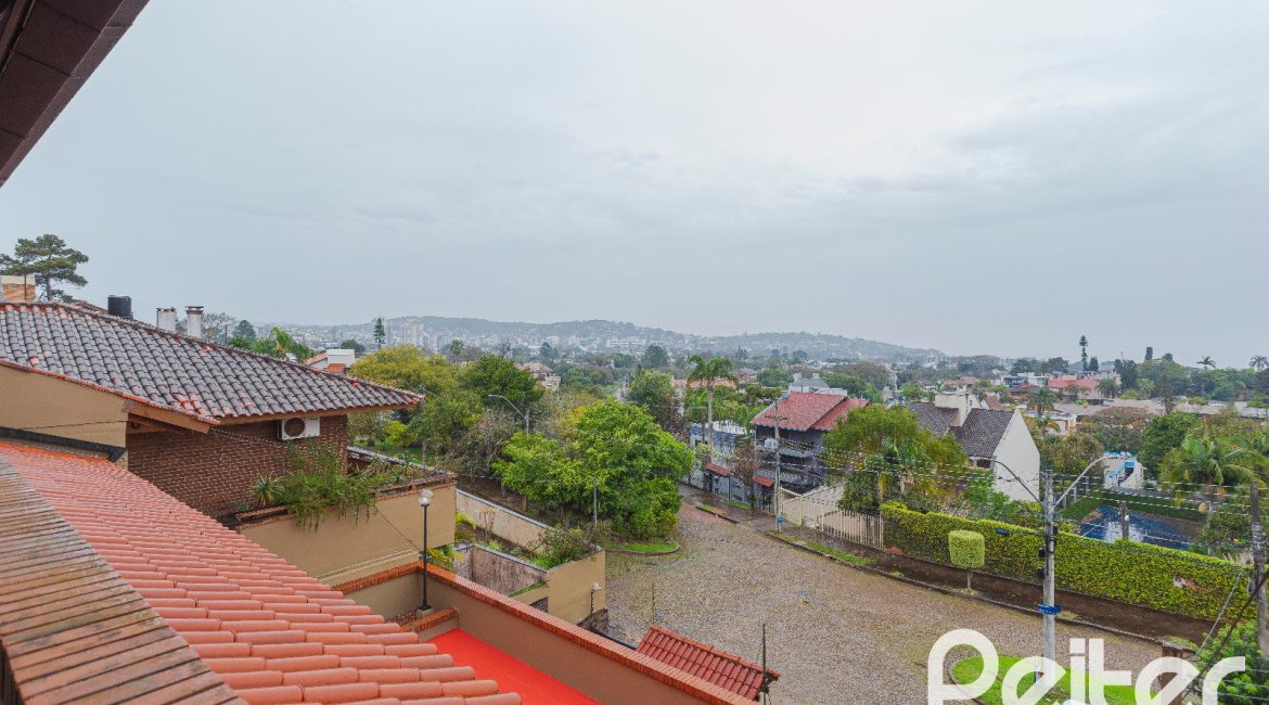 Casa à venda com 375m², 3 dormitórios, 1 suíte, 5 vagas, no bairro Vila Assunção em Porto Alegre