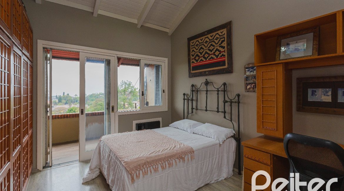 Casa à venda com 375m², 3 dormitórios, 1 suíte, 5 vagas, no bairro Vila Assunção em Porto Alegre