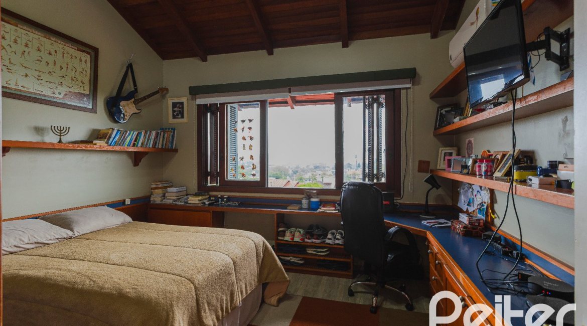 Casa à venda com 375m², 3 dormitórios, 1 suíte, 5 vagas, no bairro Vila Assunção em Porto Alegre