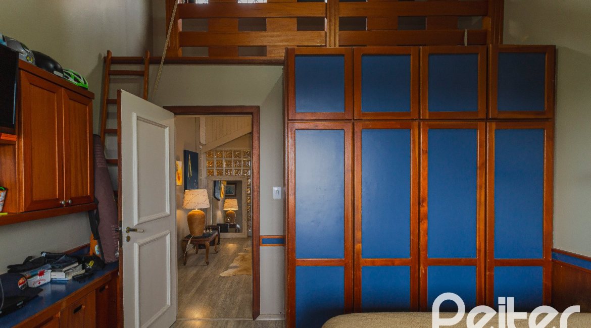 Casa à venda com 375m², 3 dormitórios, 1 suíte, 5 vagas, no bairro Vila Assunção em Porto Alegre