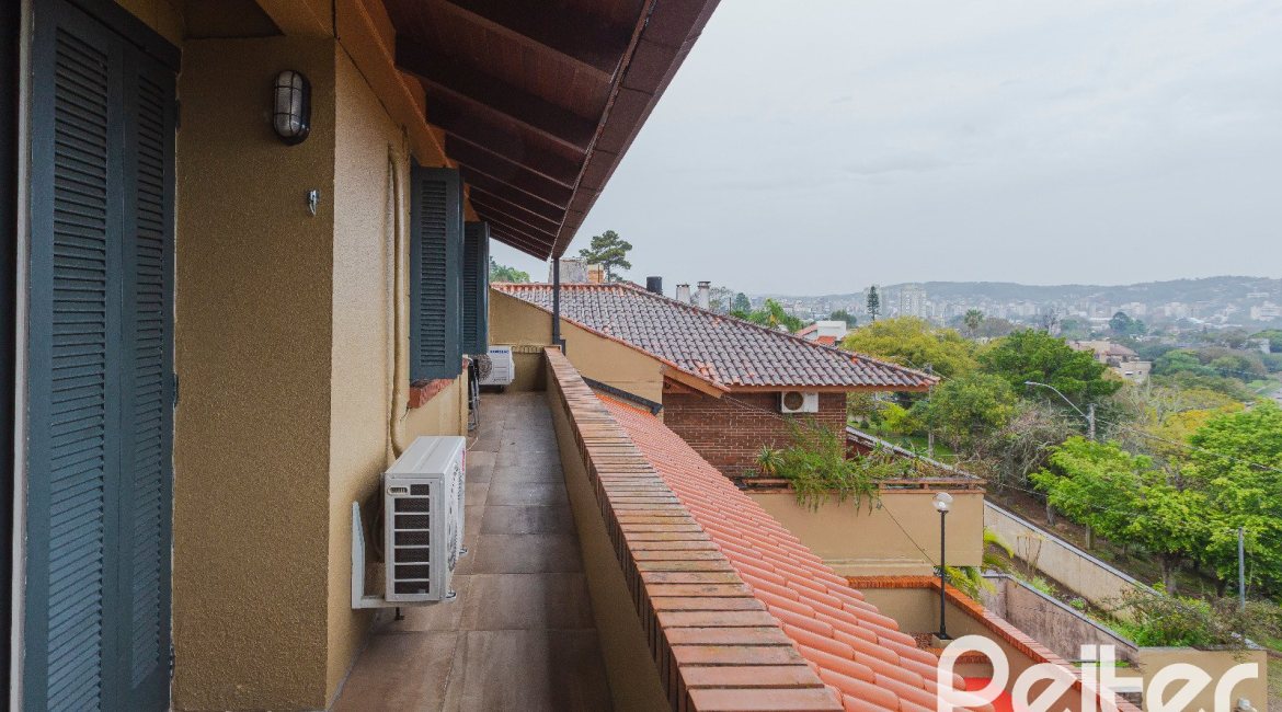 Casa à venda com 375m², 3 dormitórios, 1 suíte, 5 vagas, no bairro Vila Assunção em Porto Alegre