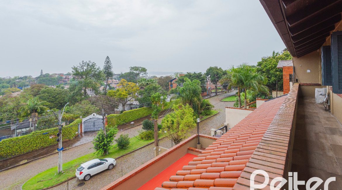 Casa à venda com 375m², 3 dormitórios, 1 suíte, 5 vagas, no bairro Vila Assunção em Porto Alegre