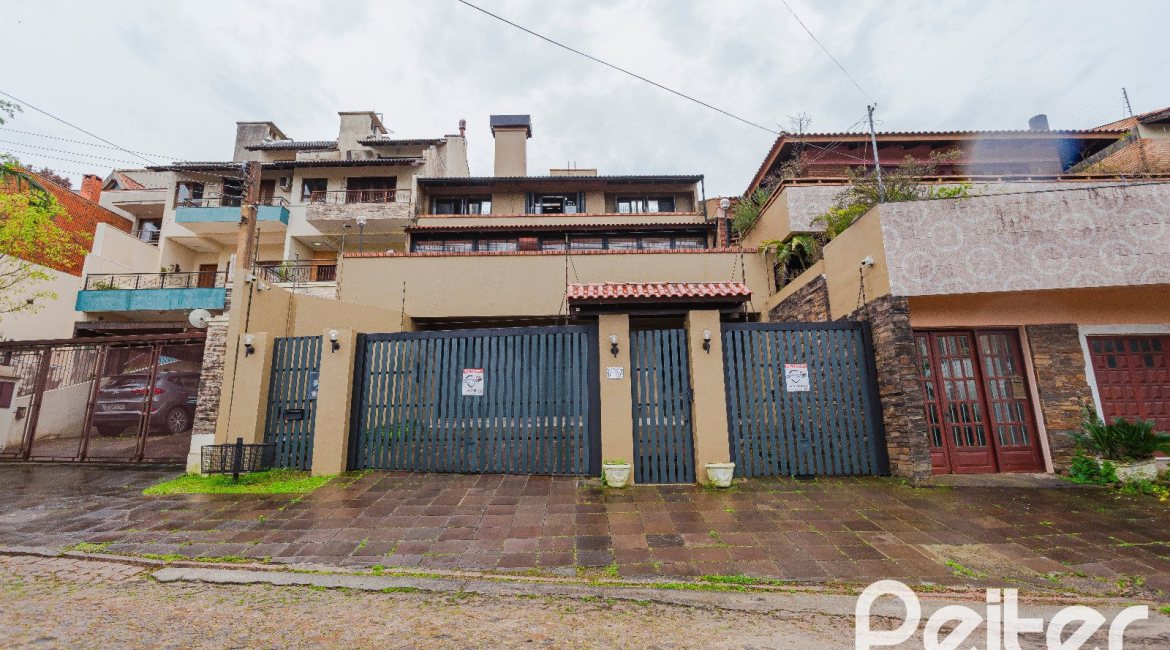Casa à venda com 375m², 3 dormitórios, 1 suíte, 5 vagas, no bairro Vila Assunção em Porto Alegre