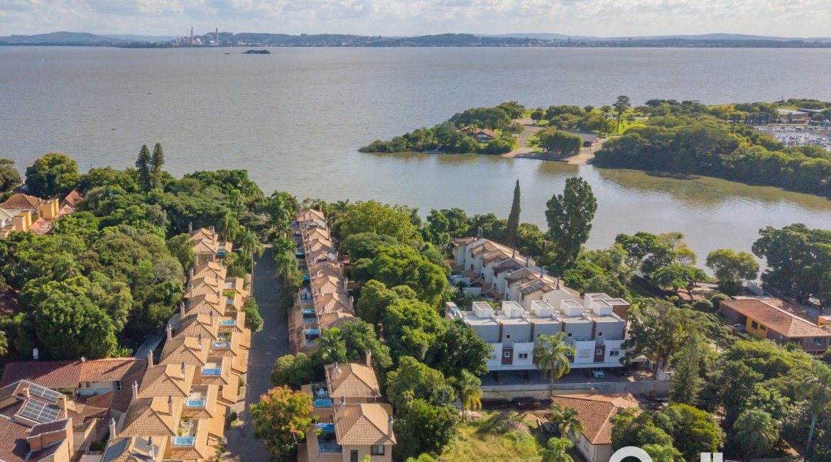 Casa em Condomínio à venda com 327m², 3 dormitórios, 3 suítes, 3 vagas, no bairro Tristeza em PORTO ALEGRE