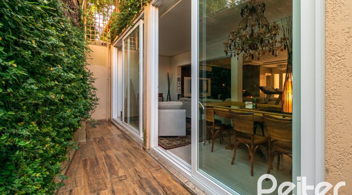 Casa em Condomínio à venda com 327m², 3 dormitórios, 3 suítes, 3 vagas, no bairro Tristeza em PORTO ALEGRE