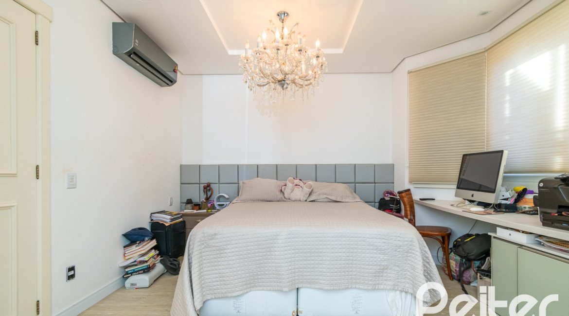 Casa em Condomínio à venda com 327m², 3 dormitórios, 3 suítes, 3 vagas, no bairro Tristeza em PORTO ALEGRE