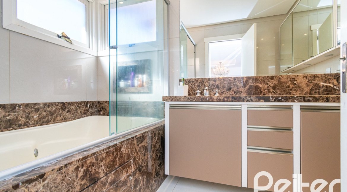 Casa em Condomínio à venda com 327m², 3 dormitórios, 3 suítes, 3 vagas, no bairro Tristeza em PORTO ALEGRE