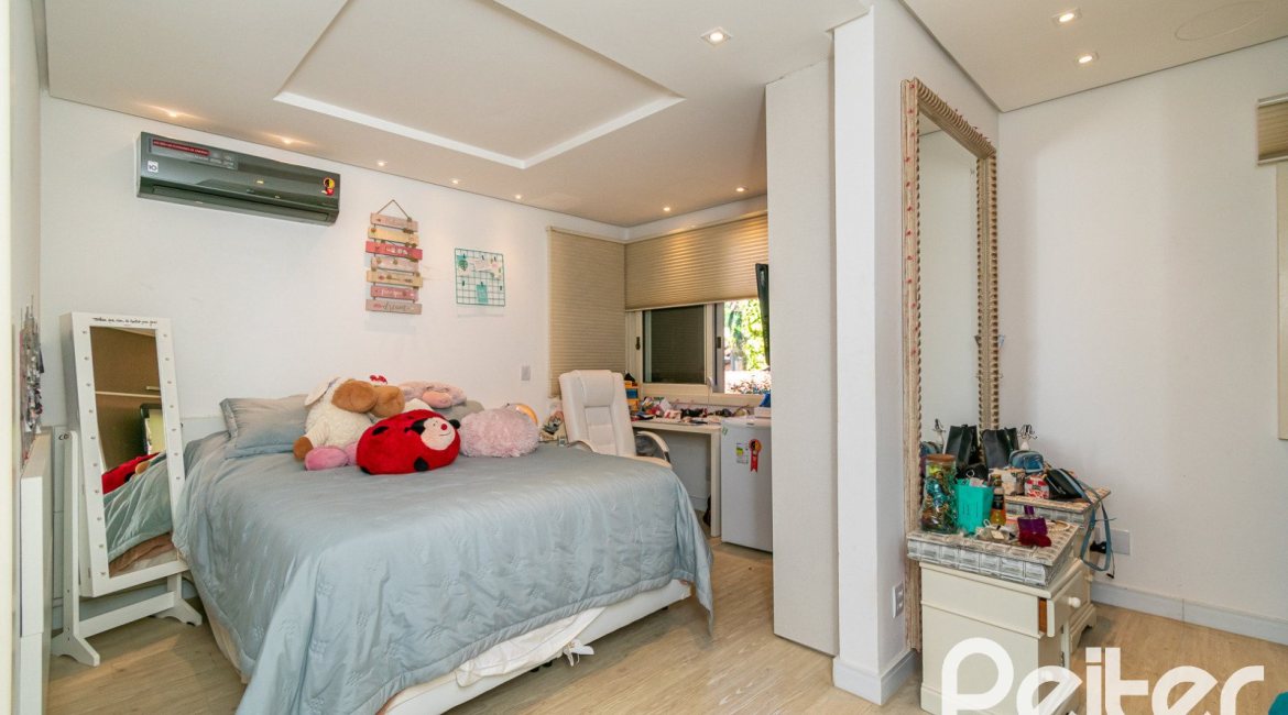 Casa em Condomínio à venda com 327m², 3 dormitórios, 3 suítes, 3 vagas, no bairro Tristeza em PORTO ALEGRE