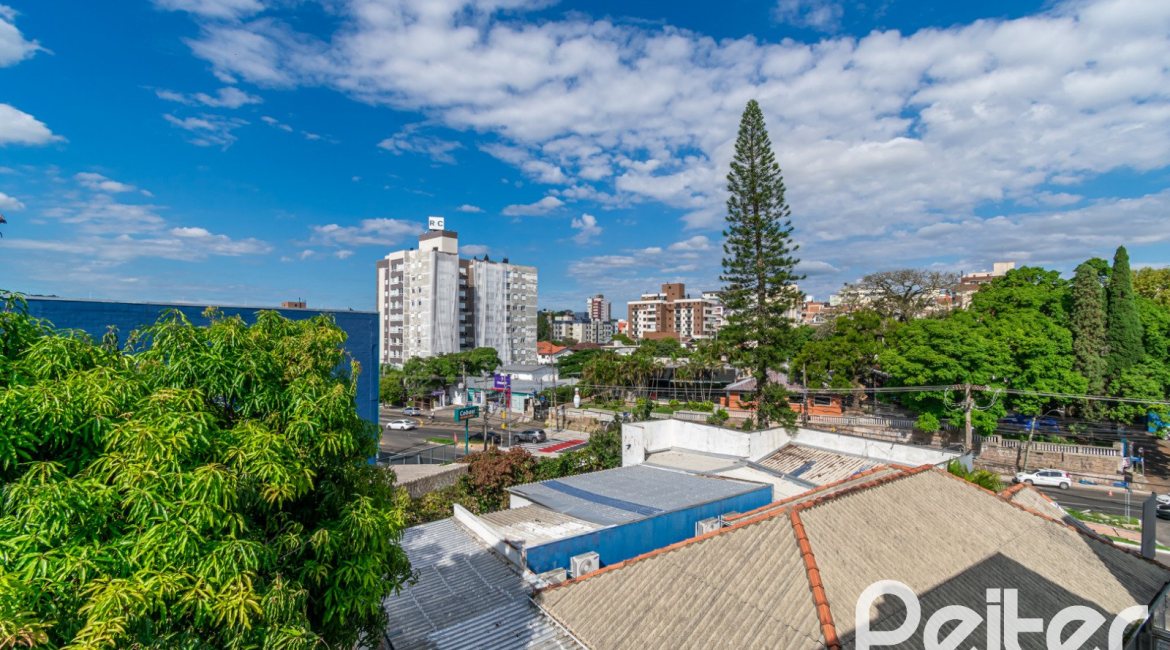 Cobertura à venda com 180m², 2 dormitórios, 1 suíte, 2 vagas, no bairro Vila Assunção em Porto Alegre
