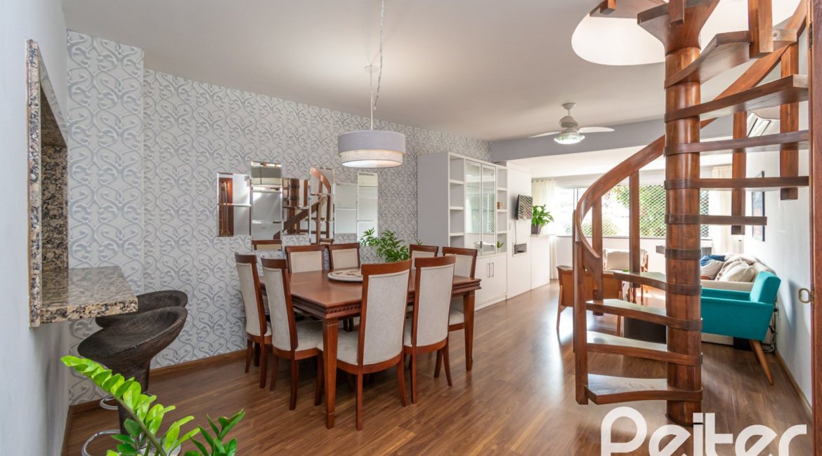 Cobertura à venda com 180m², 2 dormitórios, 1 suíte, 2 vagas, no bairro Vila Assunção em Porto Alegre