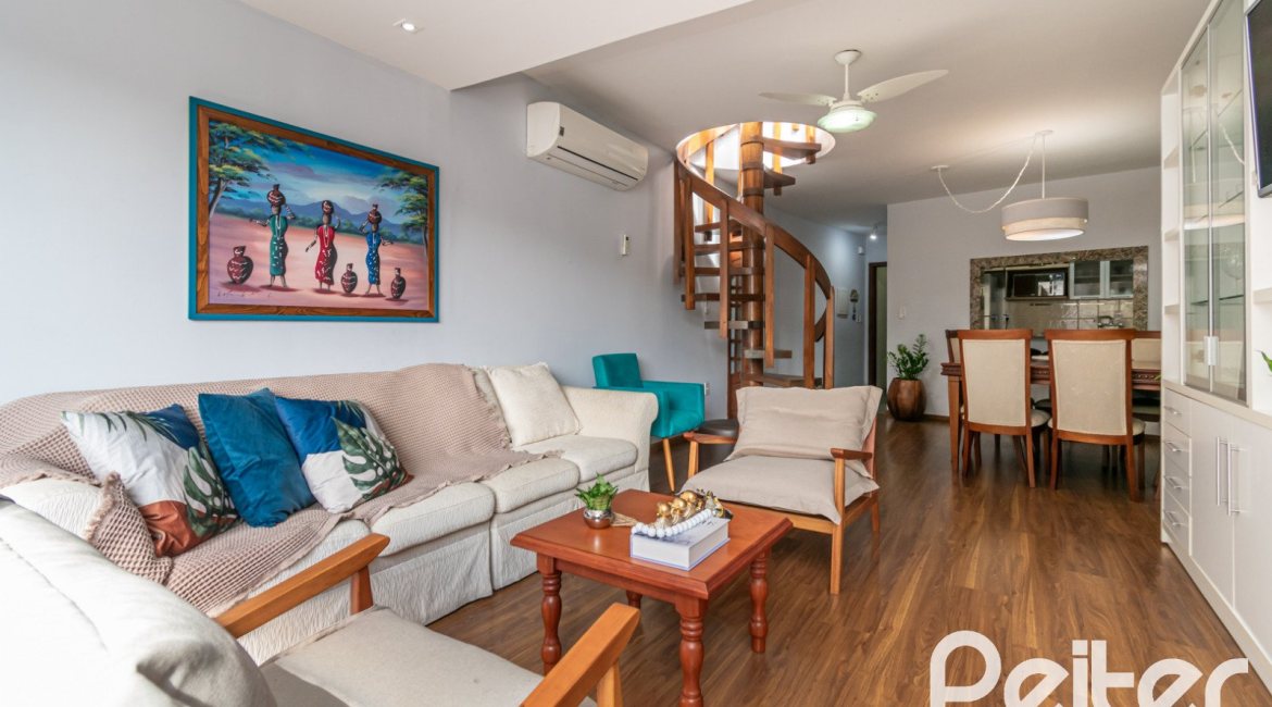 Cobertura à venda com 180m², 2 dormitórios, 1 suíte, 2 vagas, no bairro Vila Assunção em Porto Alegre