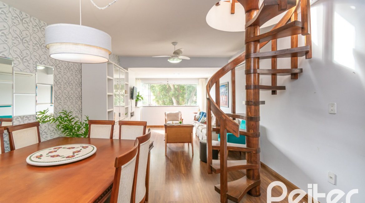 Cobertura à venda com 180m², 2 dormitórios, 1 suíte, 2 vagas, no bairro Vila Assunção em Porto Alegre