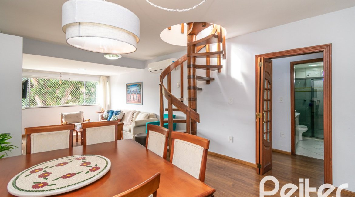 Cobertura à venda com 180m², 2 dormitórios, 1 suíte, 2 vagas, no bairro Vila Assunção em Porto Alegre