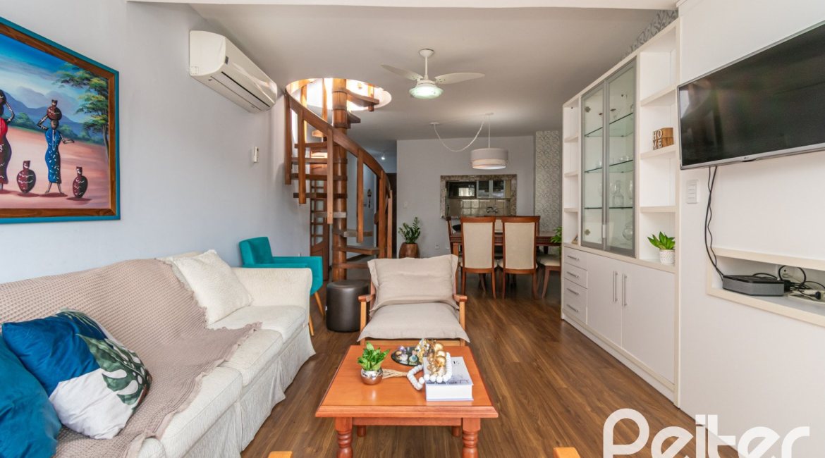 Cobertura à venda com 180m², 2 dormitórios, 1 suíte, 2 vagas, no bairro Vila Assunção em Porto Alegre