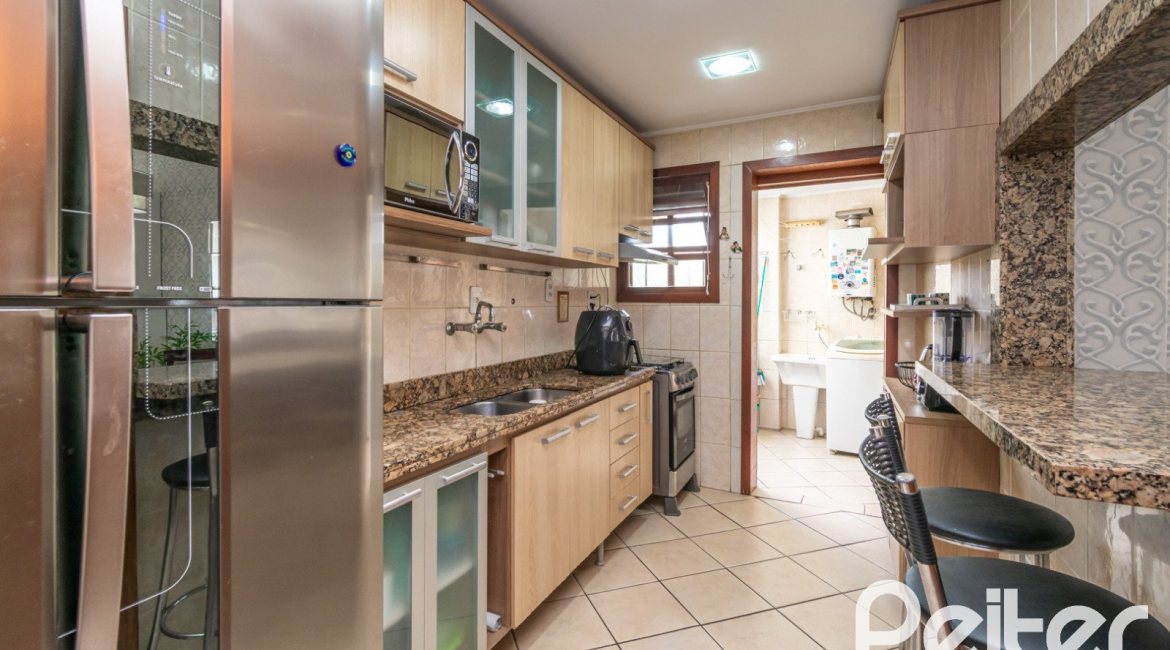 Cobertura à venda com 180m², 2 dormitórios, 1 suíte, 2 vagas, no bairro Vila Assunção em Porto Alegre