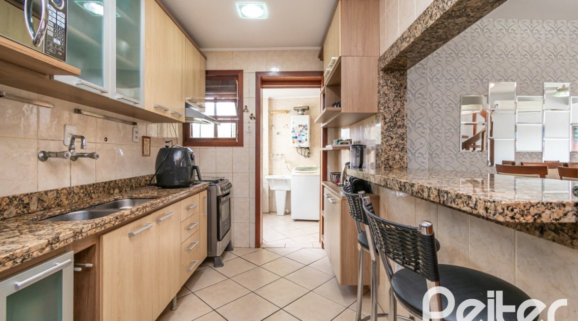Cobertura à venda com 180m², 2 dormitórios, 1 suíte, 2 vagas, no bairro Vila Assunção em Porto Alegre